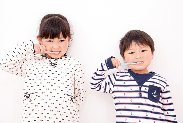 歯ブラシを行う女の子と男の子