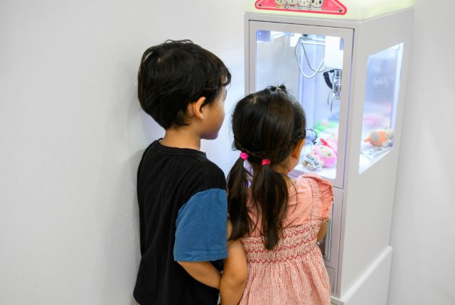 十日市場駅前歯科・矯正歯科のクレーンゲームを楽しむ子どもたち
